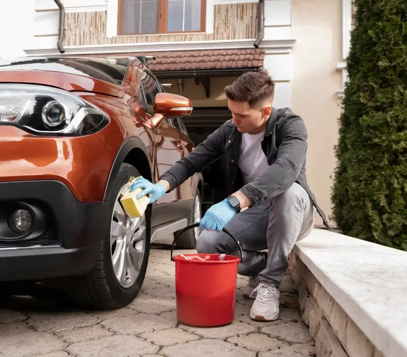Lavage auto à domicile Sains-Richaumont : professionnel intervenant sur un véhicule